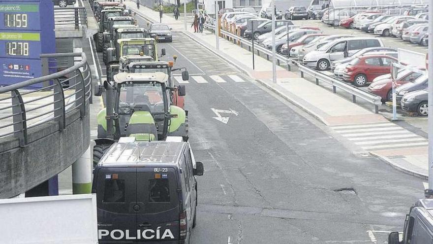 La policía interviene para desalojar a los tractores de un párking de un hipermercado en A Coruña. // V.E.