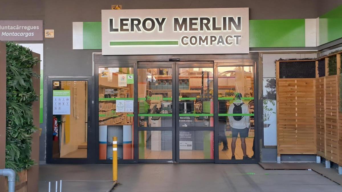 La façana de la botiga de Leroy Merlin Compact de Manresa, al polígon Els Trullols