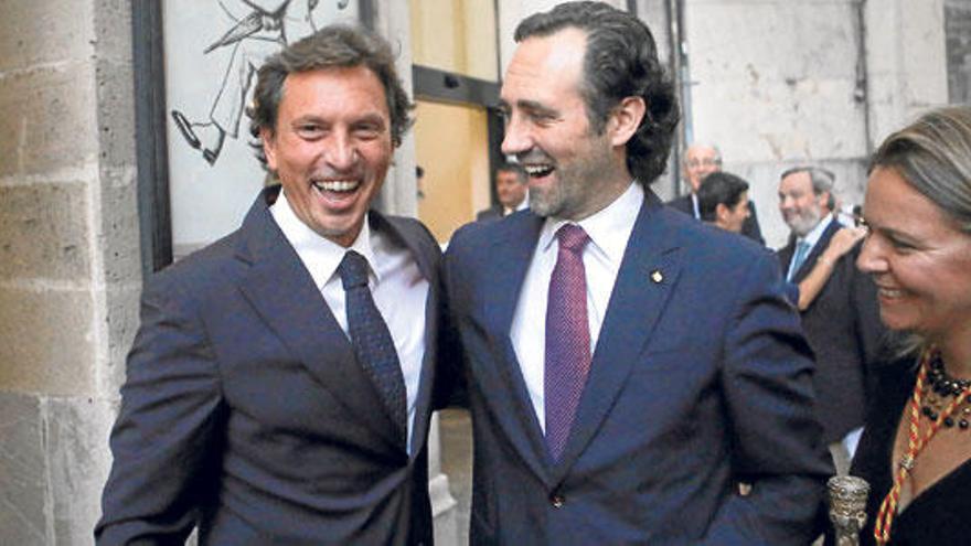 Mateo Isern y José Ramón Bauzá se saludan sonrientes ante las cámaras durante la celebración de la Diada de Mallorca.