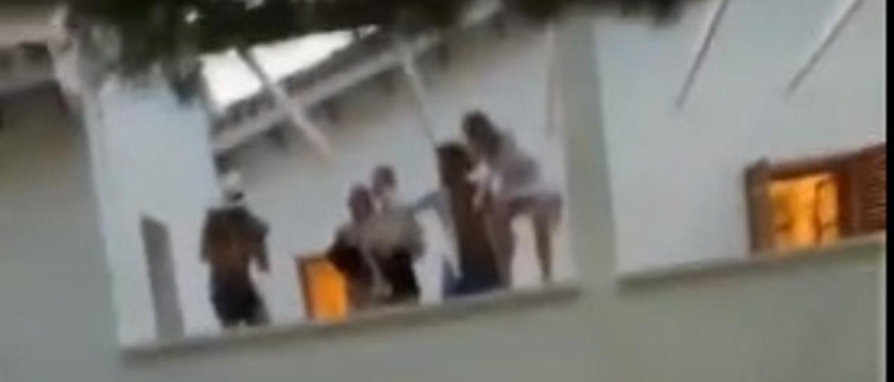 Fotograma de un vídeo de la fiesta organizada por el joven en su chalet de Novelda el pasado mes de junio