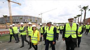 Saenz de Santamaría charla con el alcalde de Tarragona Josep Felix Ballesteros durante la visita a las obras del anillo olímpico.