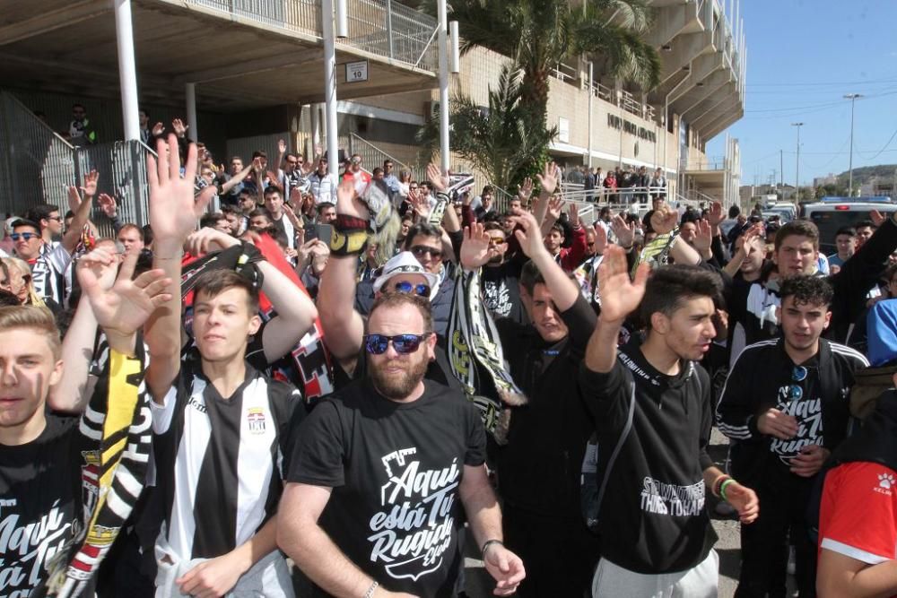 Salida de los jugadores y las peñas del FC Cartagena hacia Murcia para el derbi