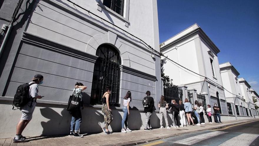 Jóvenes en fila para acceder a las aulas del Cabrera Pinto tras el final del confinamiento.