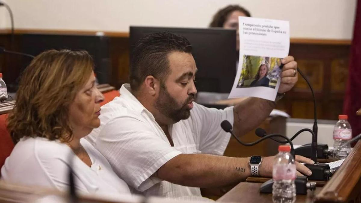 Pío Lledó junto a su compañera de partido Isabel Benet en un pleno de Sueca, en una imagen de archivo.