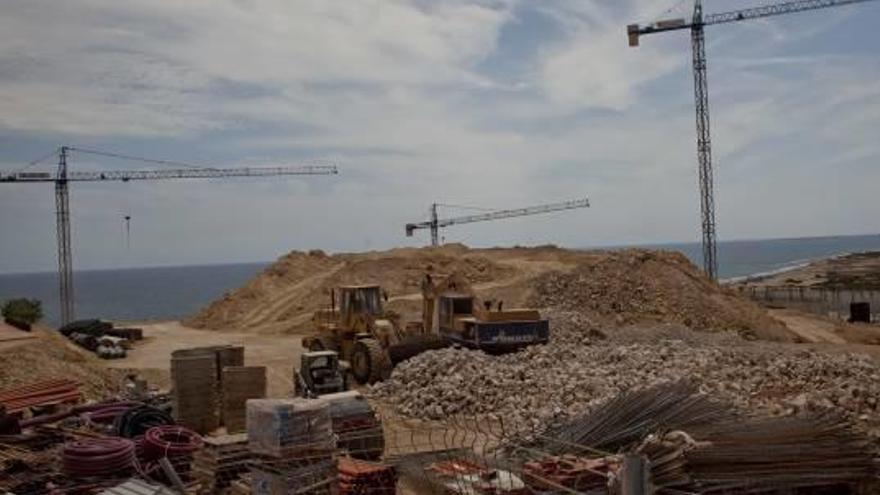 Elche prohibirá las obras de construcción  en Arenales y La Marina durante el verano