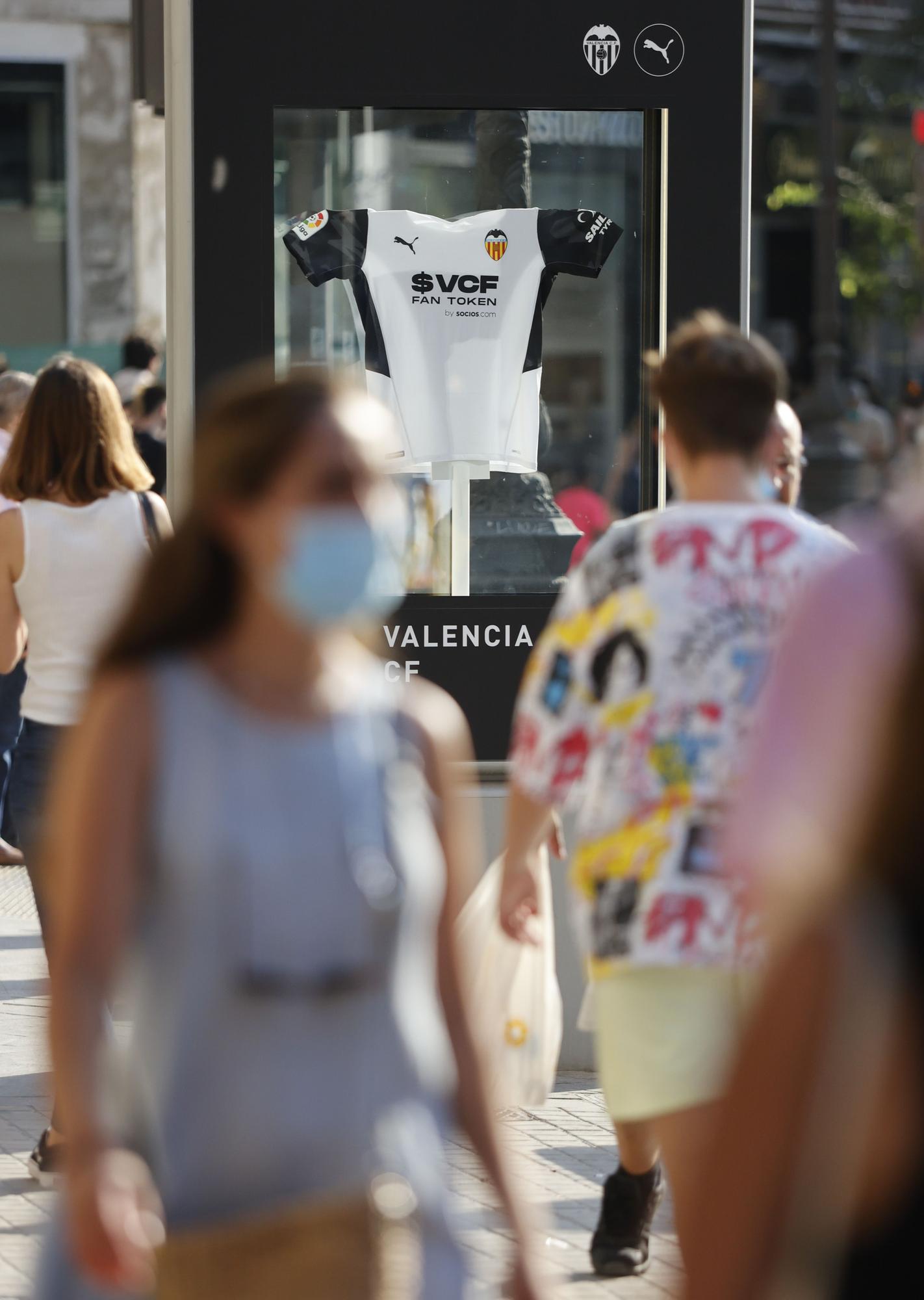 El centro histórico del València se inunda de camisetas