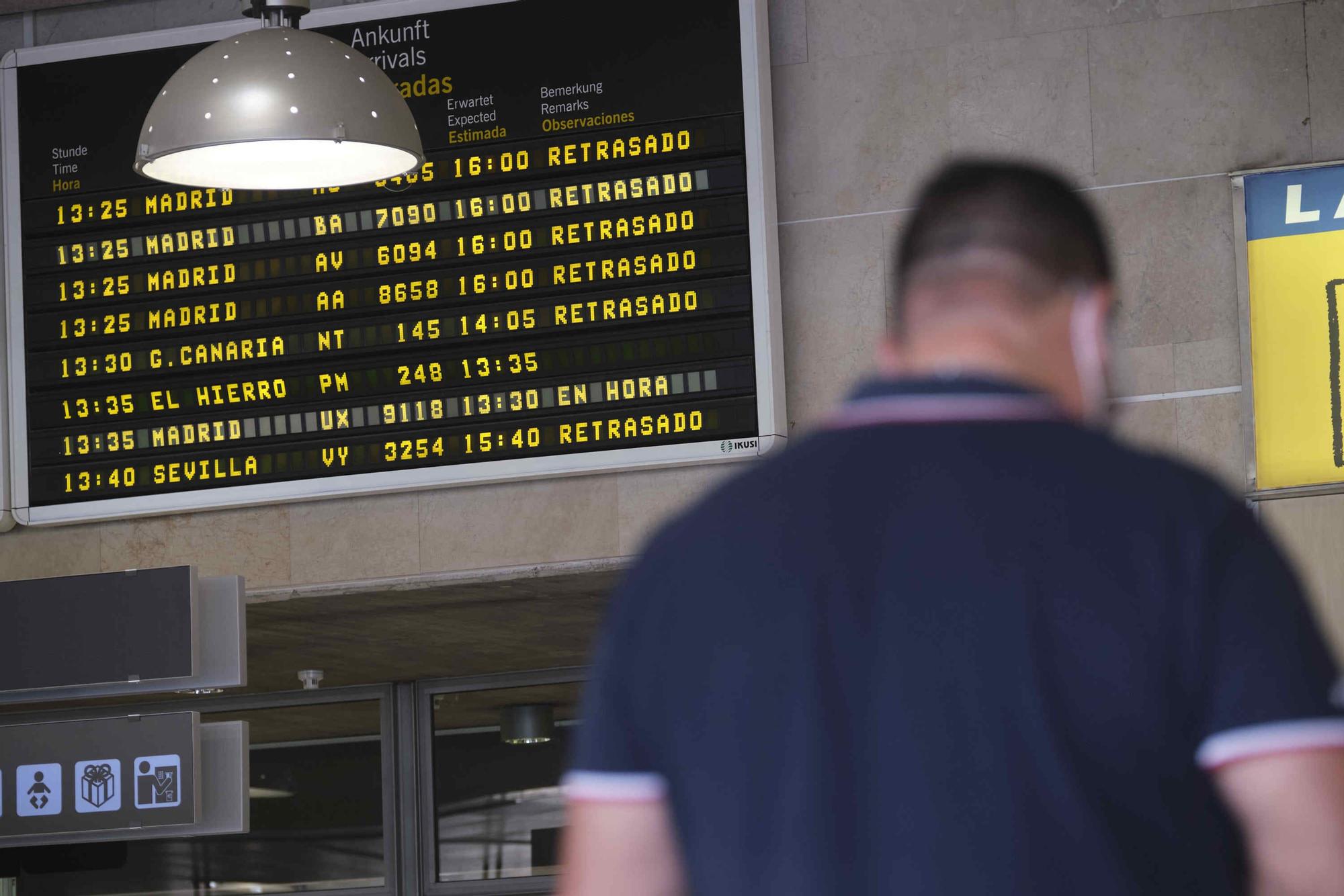 Problemas en el aeropuerto de Tenerife Norte por la nube de cenizas del volcán de La Palma