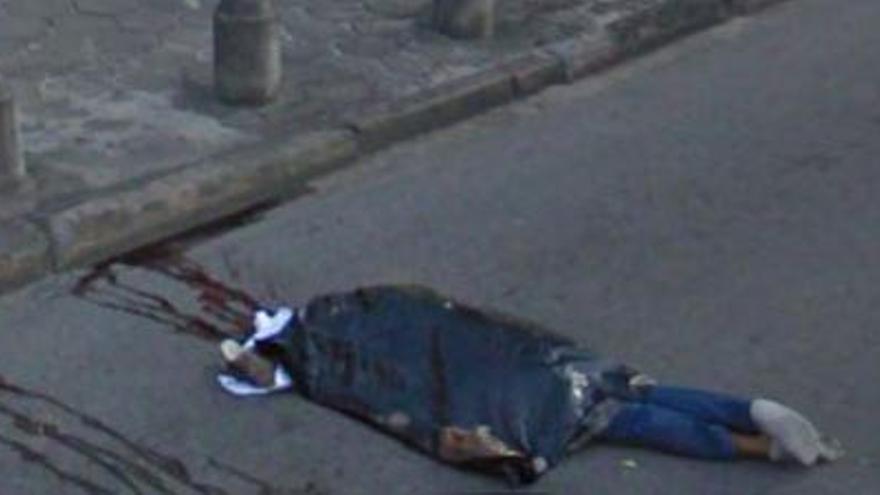 Imagen de Street View que muestra un cadáver en las aceras de una calle de Brasil