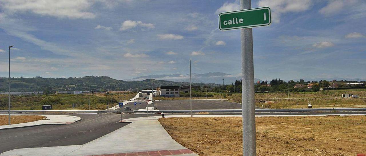 La calle I del recién concluido polígono de Bobes, en la jornada de ayer.