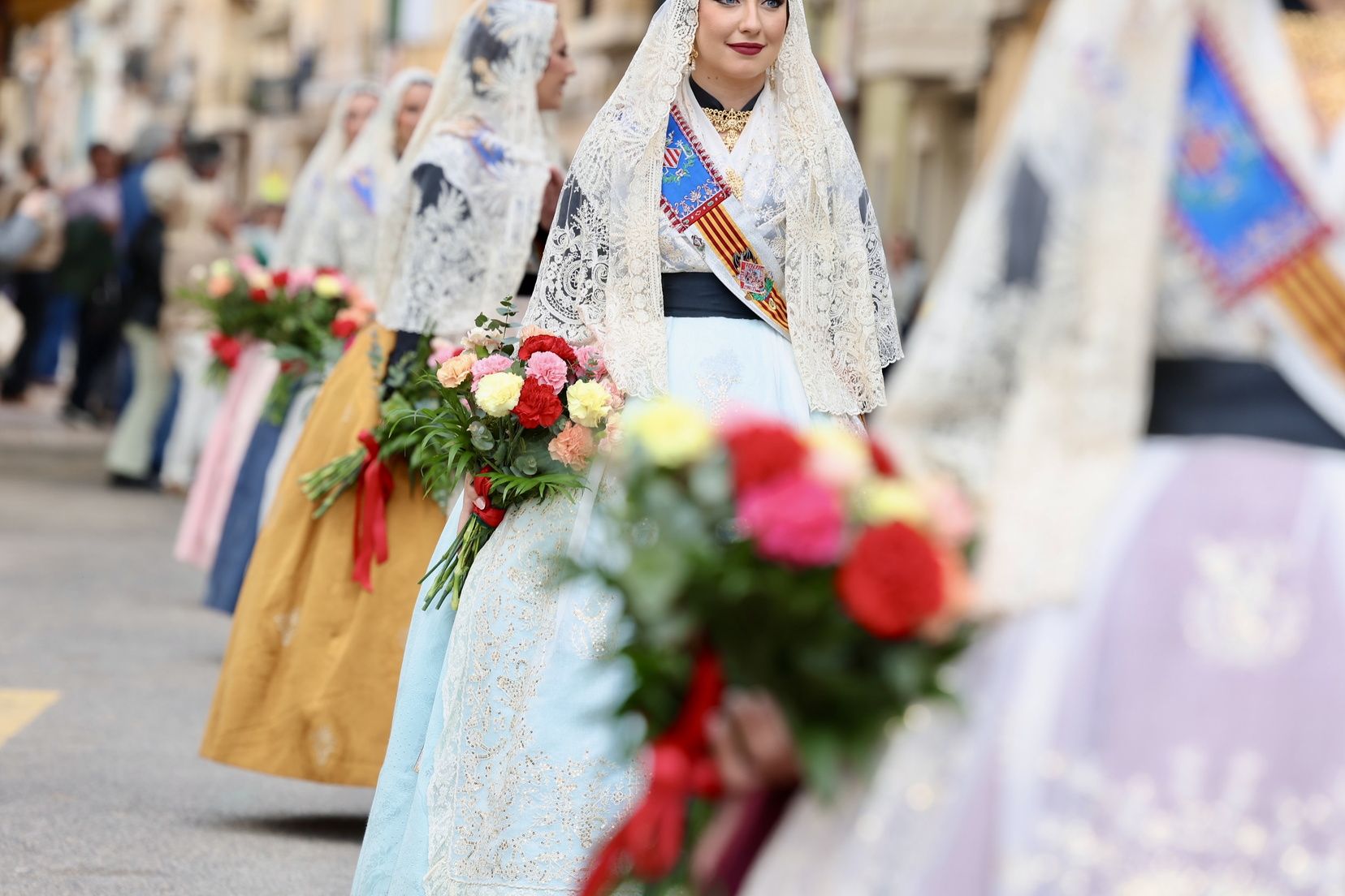 Cheste recibe a Berta y la corte en la Ofrenda a la Virgen de la Soledad