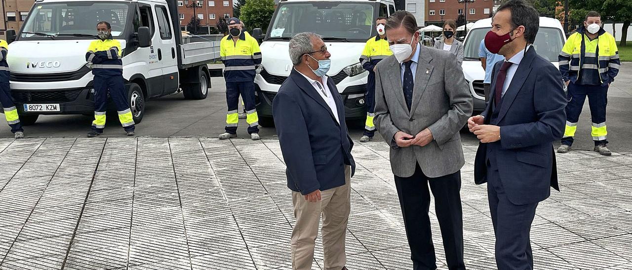 Por la izquierda, Alfonso Peira, Alfredo Canteli y Nacho Cuesta, ayer, en La Corredoria. | LNE