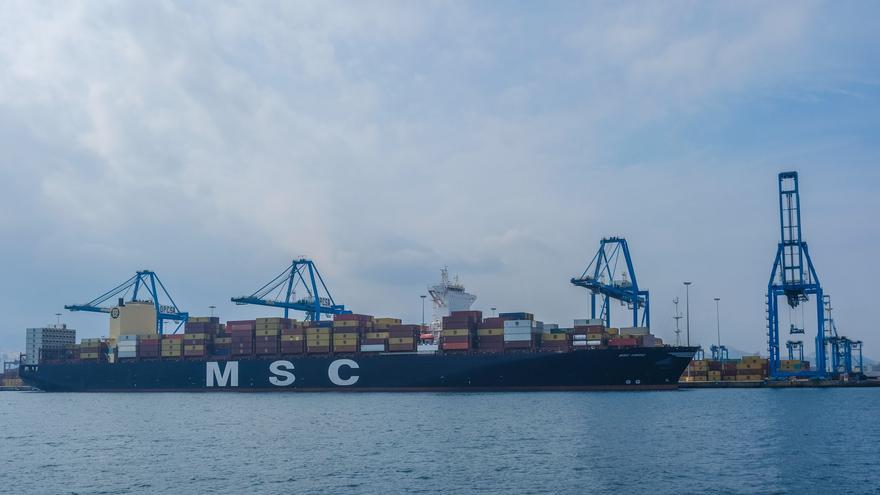 El Puerto recibe  al mayor carguero de su historia con 15.000 contenedores