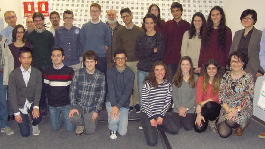 Los siete ganadores de la fase local de la Olimpiada de Física junto a los organizadores del evento