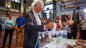 Xavier Trias vota en el mercado de Galvany de Barcelona.