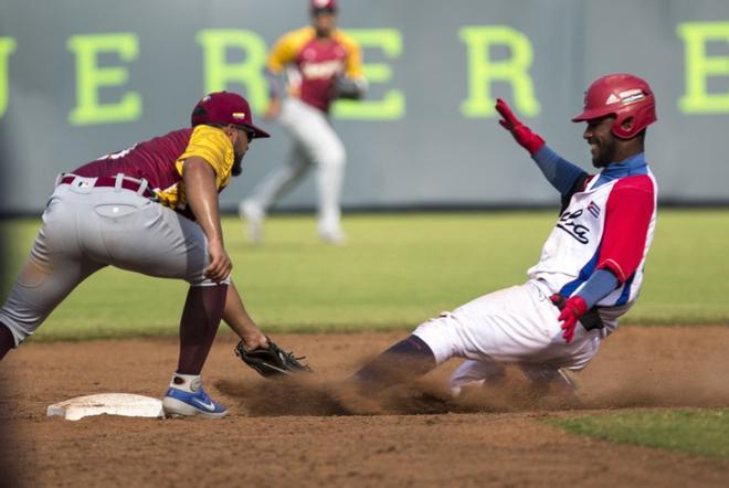 El jugador cubano Londel Chapelli (d) se barre en segunda base ante el venezolano Anthony Pereira (i) este jueves, durante un partido por la Súper Ronda del torneo clasificatorio para el Mundial de Béisbol Sub23 de México 2020 entre las selecciones