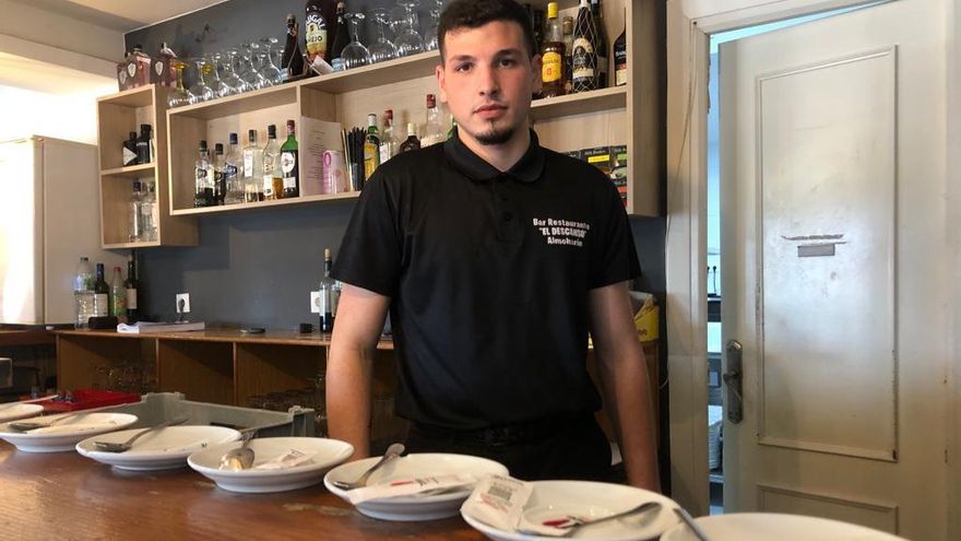 Bernardo Sánchez posa en El Descanso, de Almoharín.