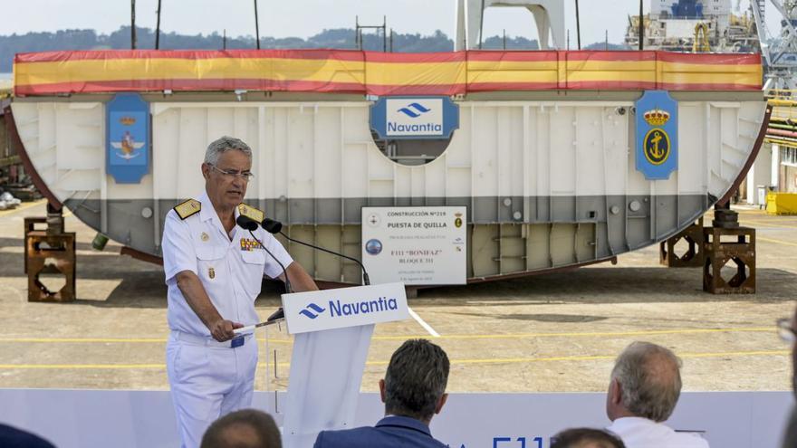 Discurso del almirante general Piñeiro con la quilla al fondo.   | // E. P.