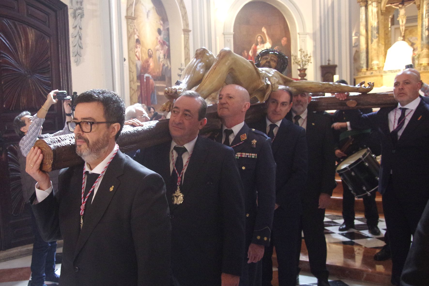 El Cristo de la Sangre, trasladado a hombros desde San Felipe Neri este Domingo de Pasión.