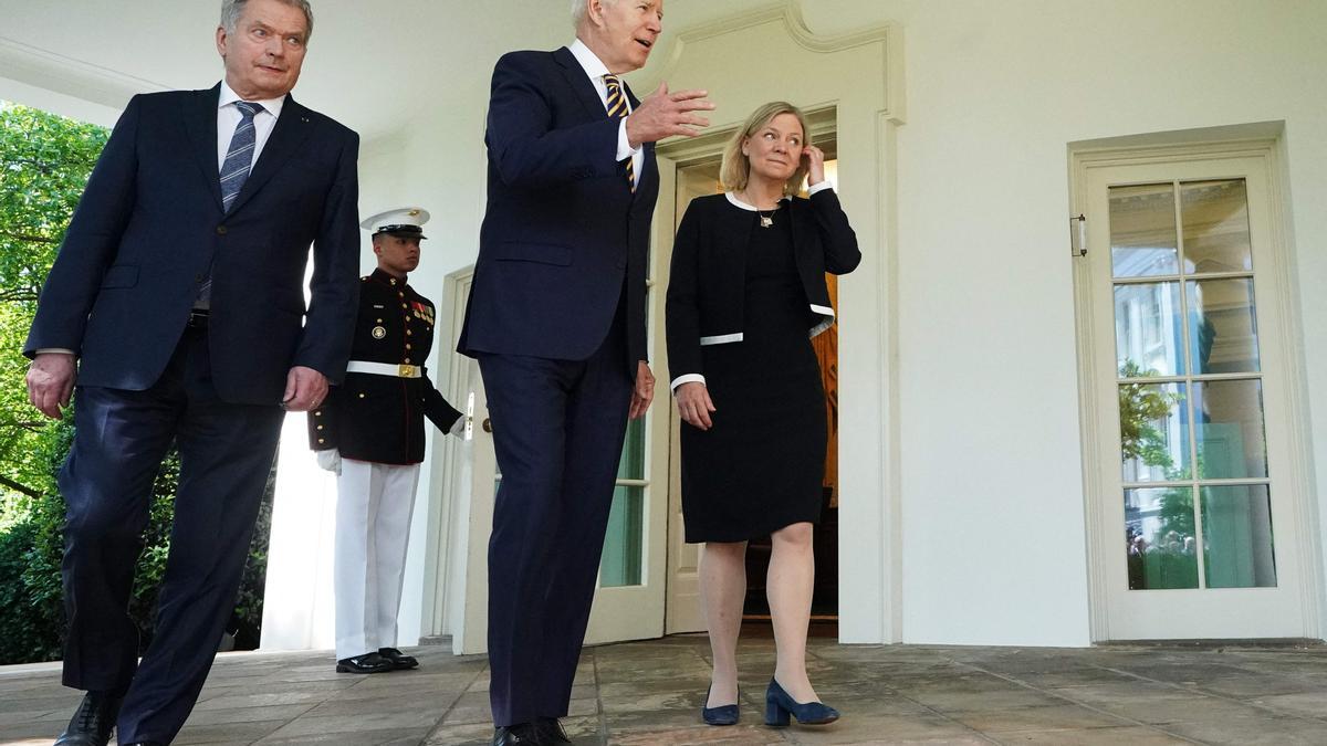 Joe Biden con la primera ministra sueca, Magdalena Andersoon y el presidente finlandés Sauli Niinistö en la Casa Blanca.