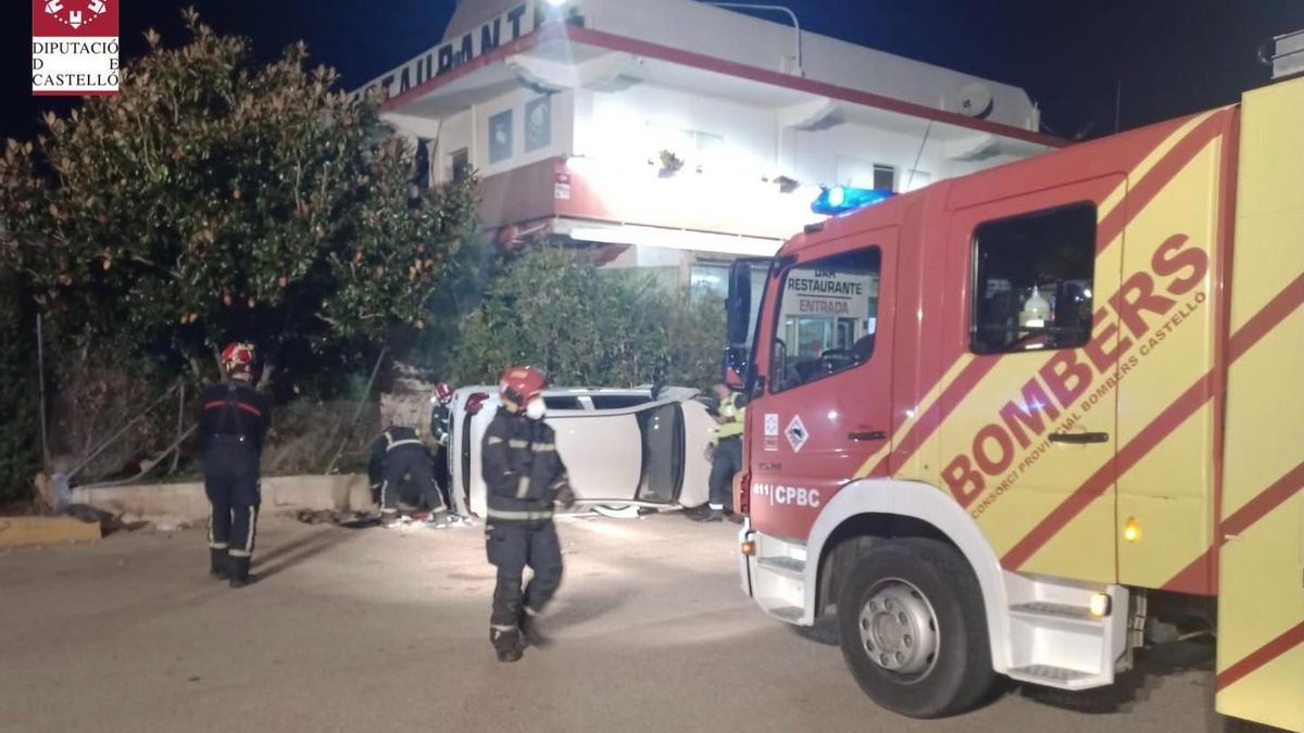 El turismo siniestrado ha acabado volcado en la explanada del párking de un restaurante.