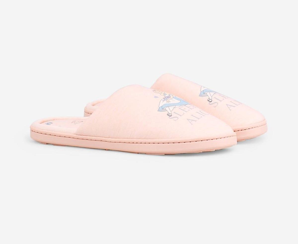 Zapatillas de estar por casa de 'Alicia en el País de las Maravillas' de women'secret. (Precio: 10,99 euros)