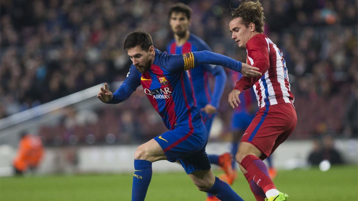 Leo Messi y Antoine Griezmann durante un duelo enter el Barça y el Atlético de Madrid
