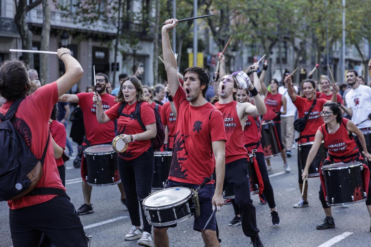 Los diables incendian el Passeig de Gràcia durante el correfoc de la Mercè.