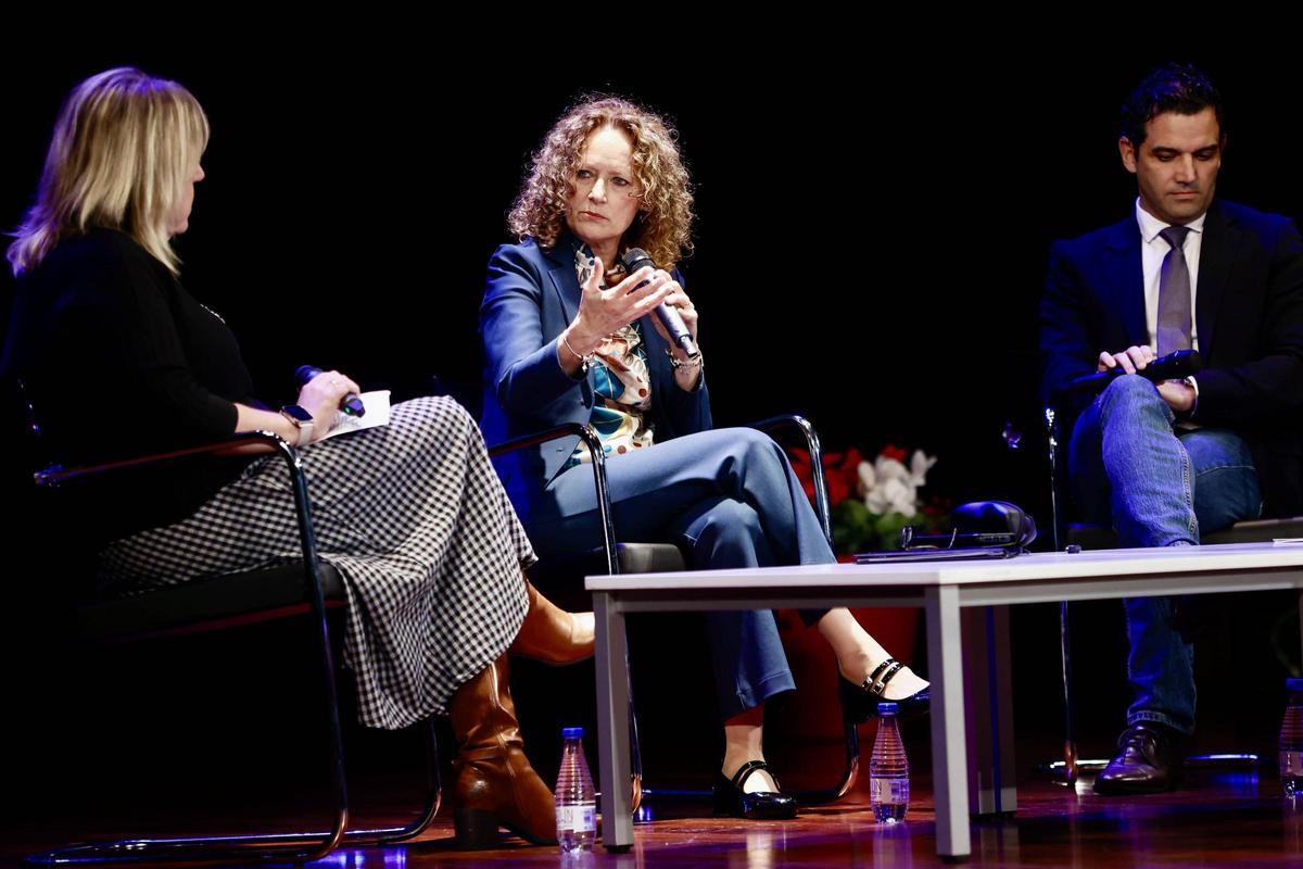 Folgado dialoga con Olmos en presencia de Sagredo.