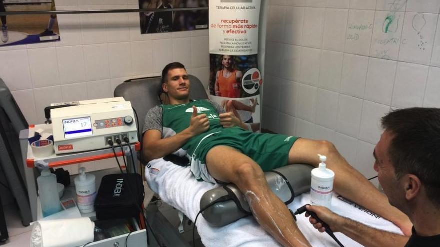 Nedovic, tratado por el fisioterapeuta Mario Bárbara.