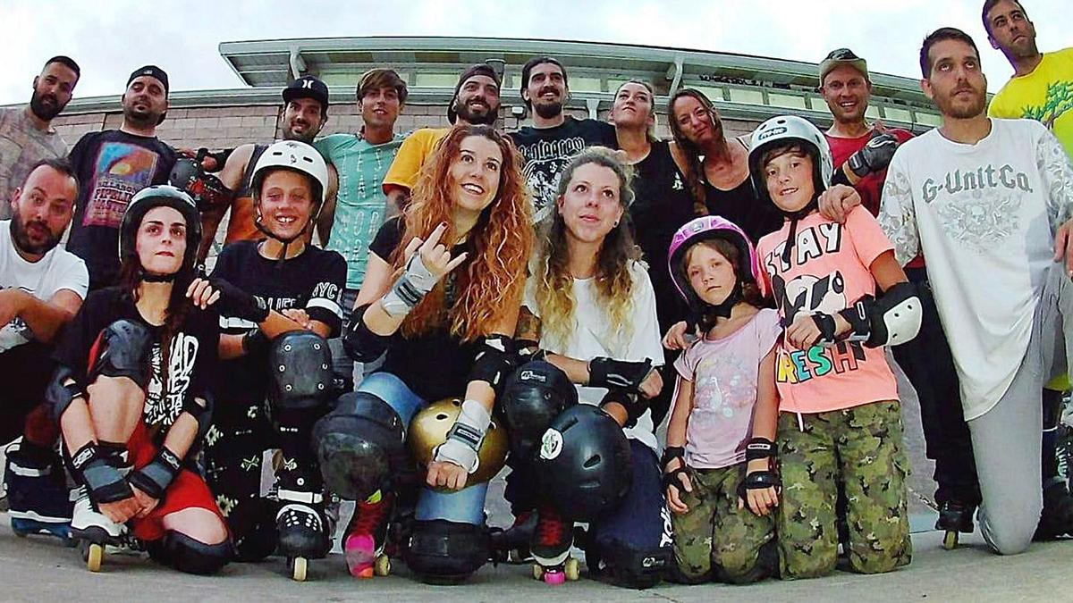 Grupo de ‘rollers’, una de las disciplinas de cultura urbana que han quedado sin skate park en la ciudad.  | // FDV