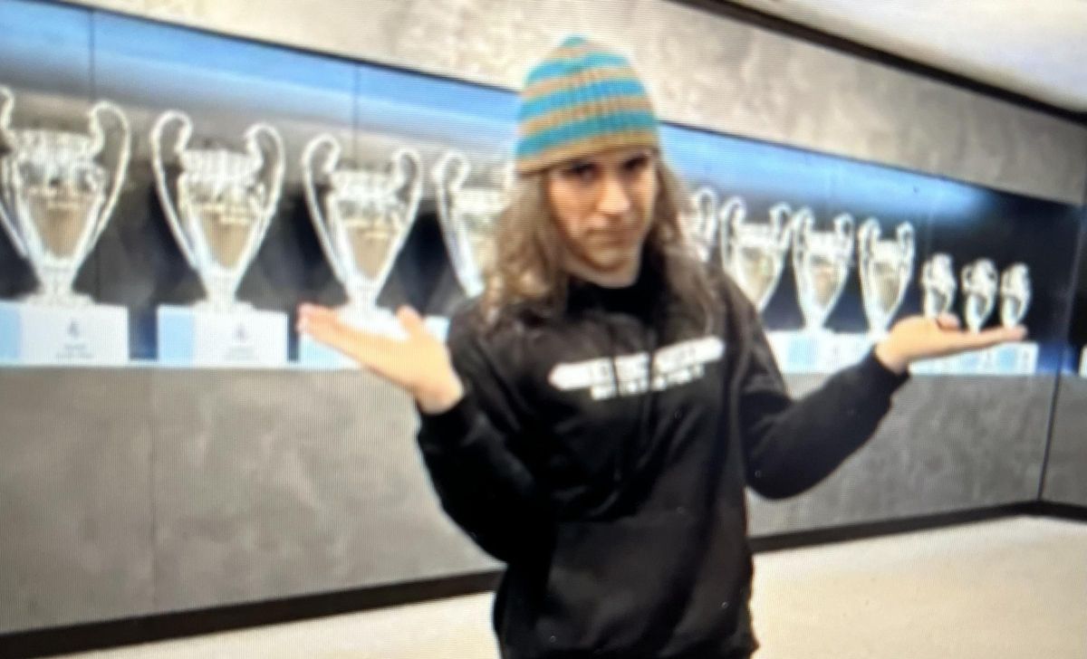 Chema Alonso, experto de IA en el nuevo Comité Técnico de Árbitros, en la sala de trofeos de 'su' Real Madrid.