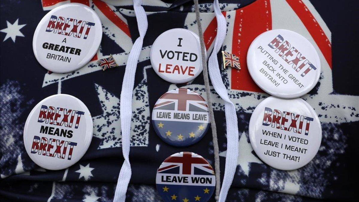 Símbolos a favor del 'brexit' en la ropa de un manifestante a las puertas del Parlamento británico