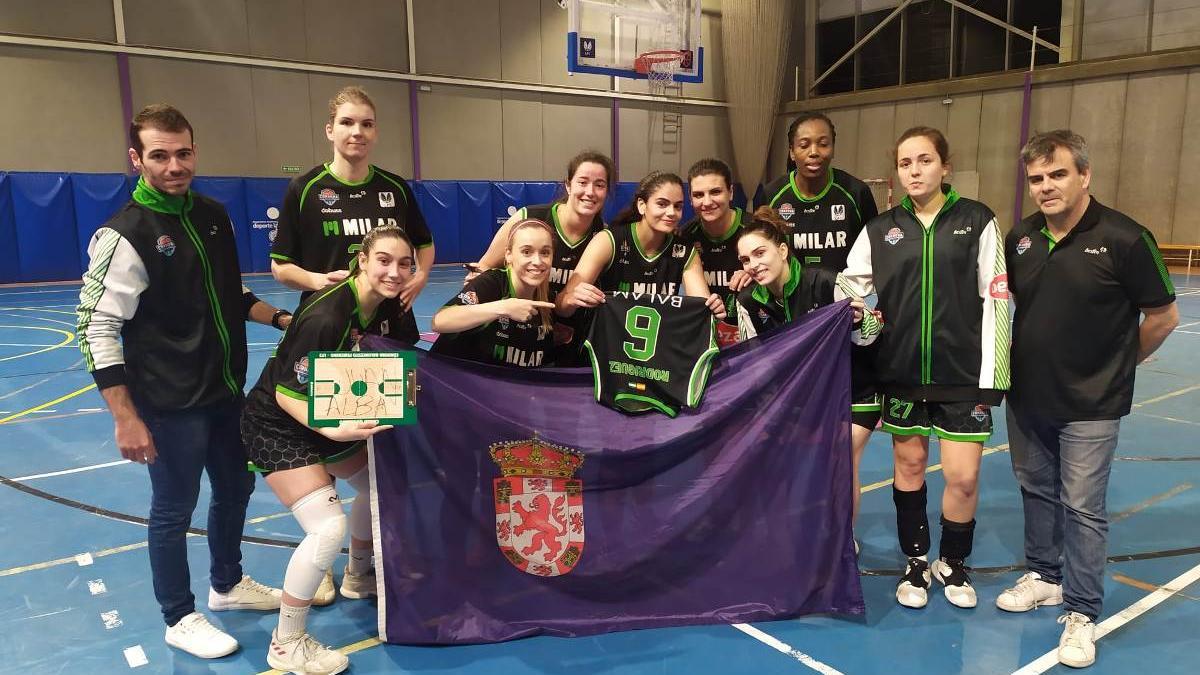 El Milar Córdoba BF celebra la conquista de la permanencia en la Liga Femenina 2 de baloncesto.