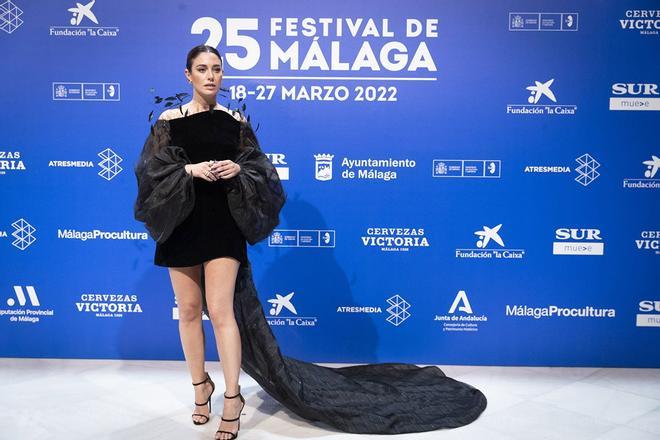 Blanca Suárez con vestido negro con cola en el festival de cine de malaga