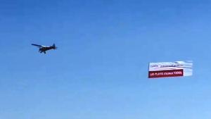 Avioneta de España Ciudadana sobrevolando las playas catalanas, este miércoles.