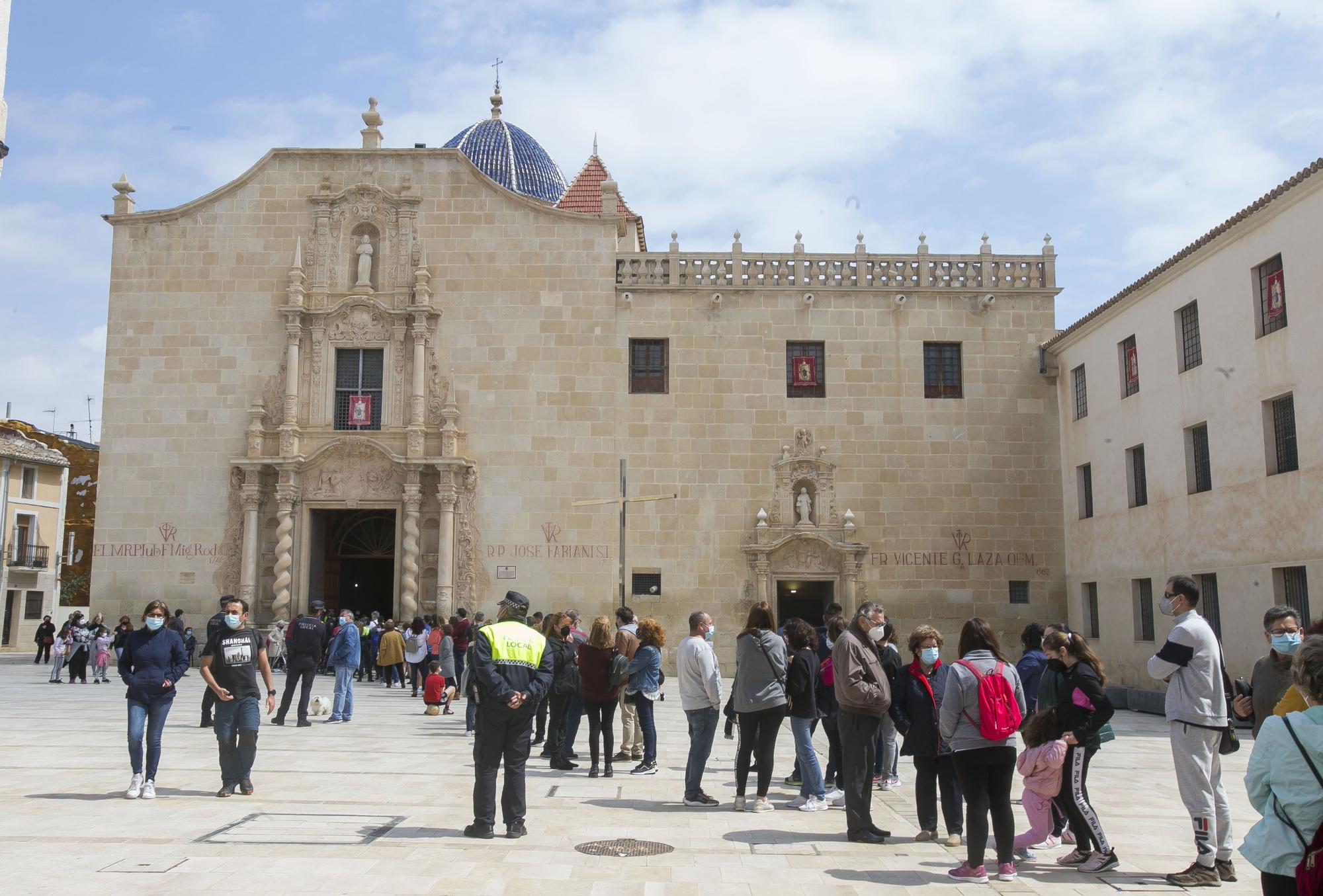 Largas colas en Santa Faz durante el domingo