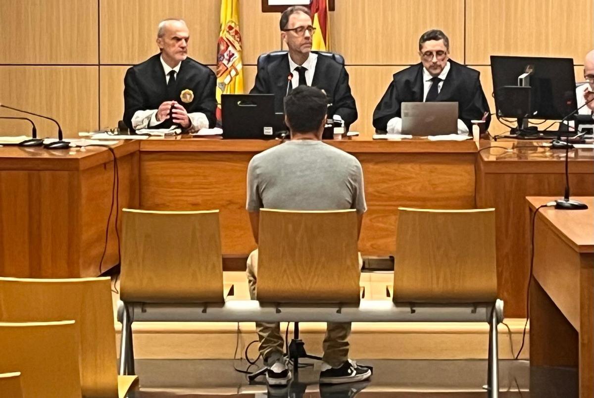 El acusado de descargar y distribuir pornografía infantil frente al Tribunal que lo iba a juzgar el martes.