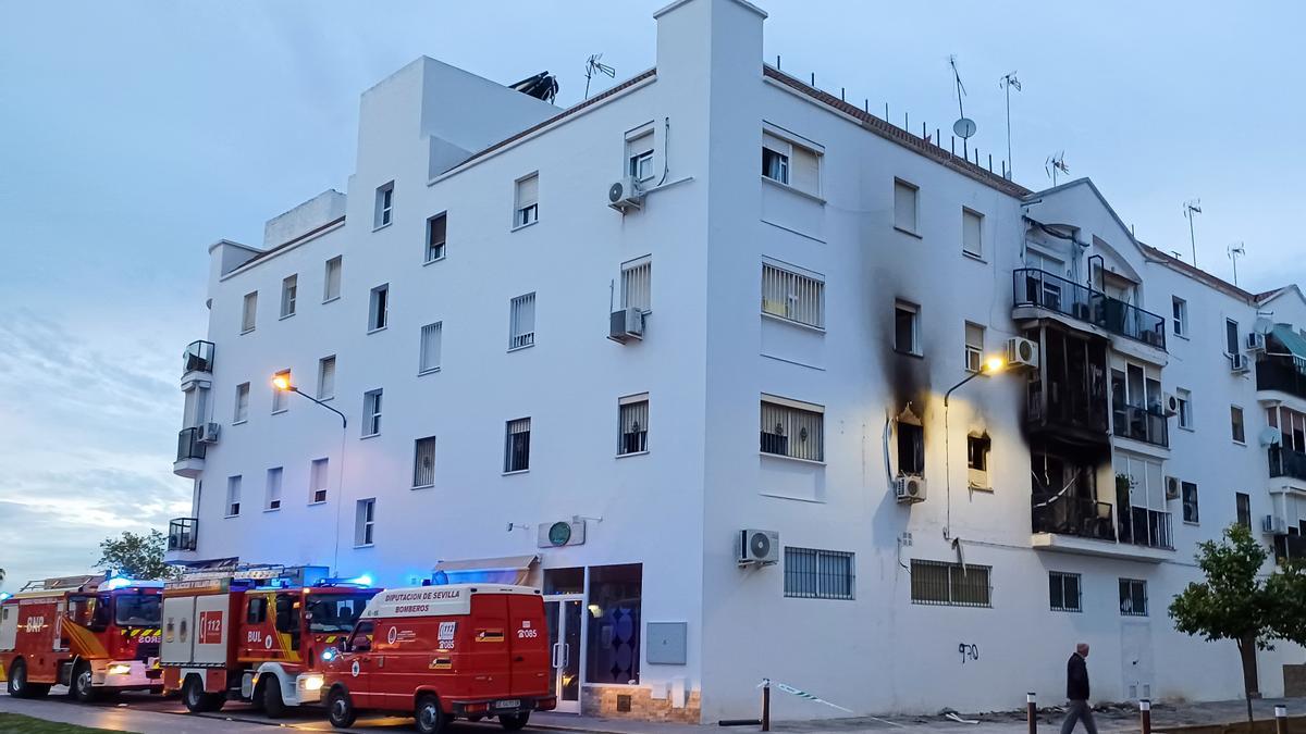 Dos jóvenes fallecen en el incendio de una vivienda en Sevilla.