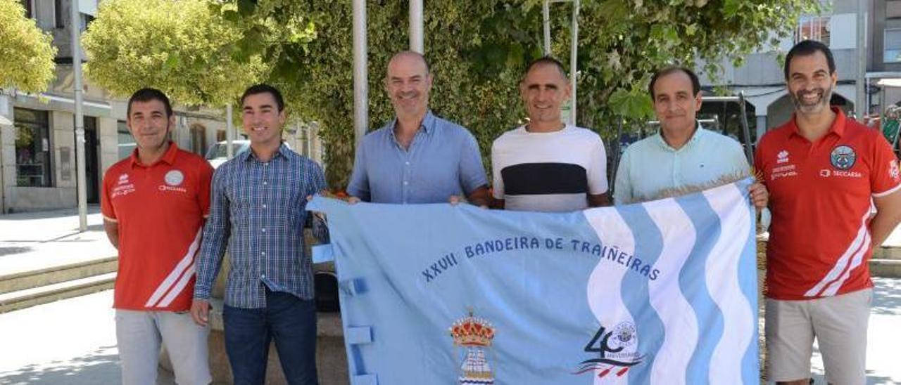 Representantes del club y autoridades posan con la bandera. |  // G. NÚÑEZ