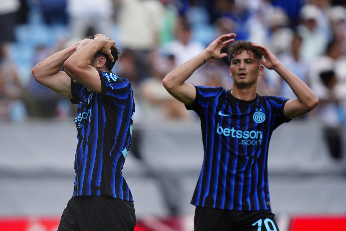 Los jugadores del Inter de Milán se lamentan en el partido contra el Fluminense