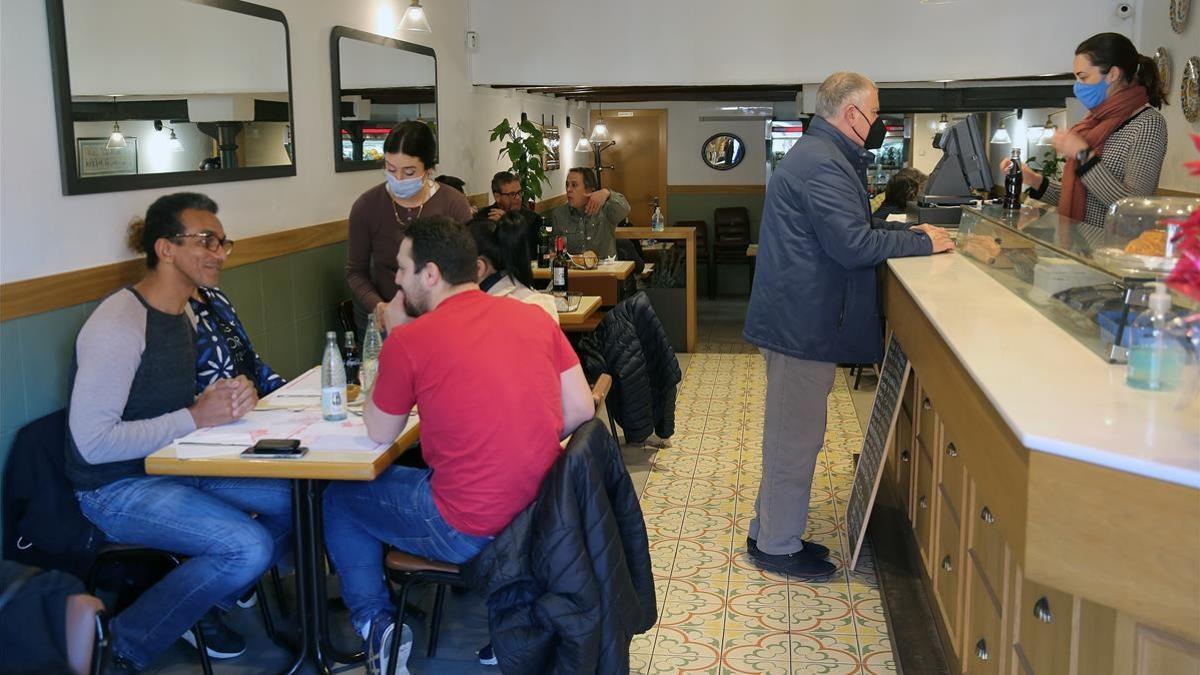 BARCELONA 11 02 2021 Politica Que espera de estas elecciones la hosteleria Ambiente en  Bares  terrazas y restaurantes  en el barrio de Sant antoni   FOTO de RICARD CUGAT