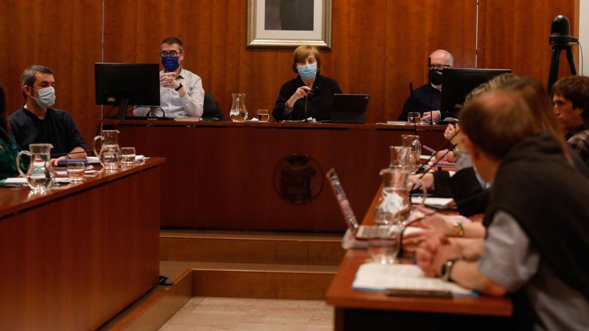 Monteserín, en el centro, preside de nuevo el Pleno del Ayuntamiento de Avilés. | Mara Villamuza