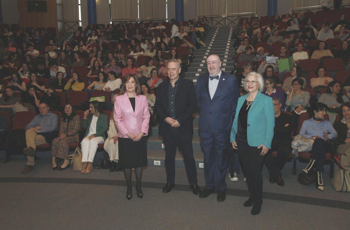 Las autoridades que inauguraron las jornadas, junto al público presente. | IÑAKI OSORIO