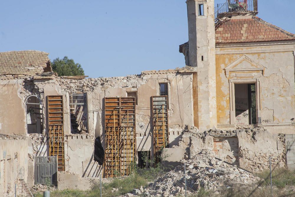 Casa y Torre de Los Balcones con imágenes captadas entre 2008 y 2017 y en el que se observa el deterioro del inmueble