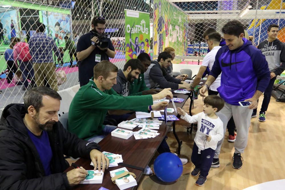 La plantilla del Unicaja visita la muestra en su inauguración, con Joan Plaza a la cabeza.