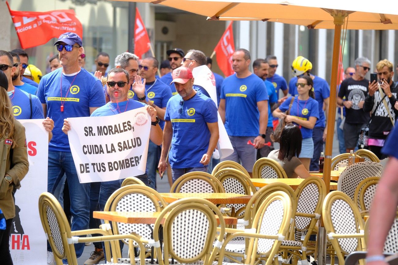 Los bomberos se manifiestan contra el Cabildo para exigir 80 trabajadores más