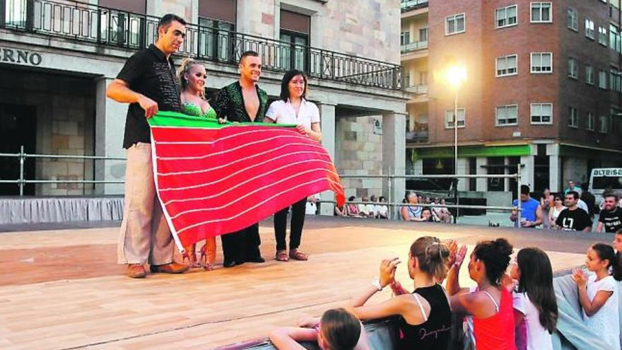 Los campeones nacionales de salsa deleitan al público en la plaza de la Constitución