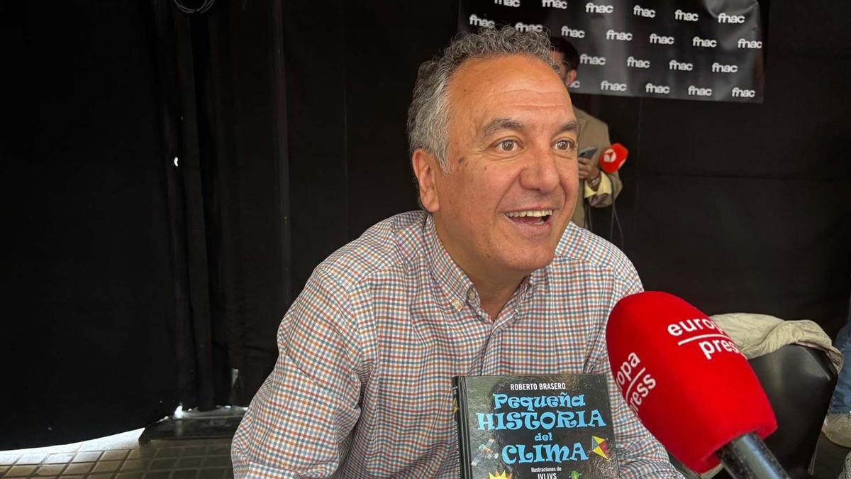 Los escritores firman sus libros por Sant Jordi