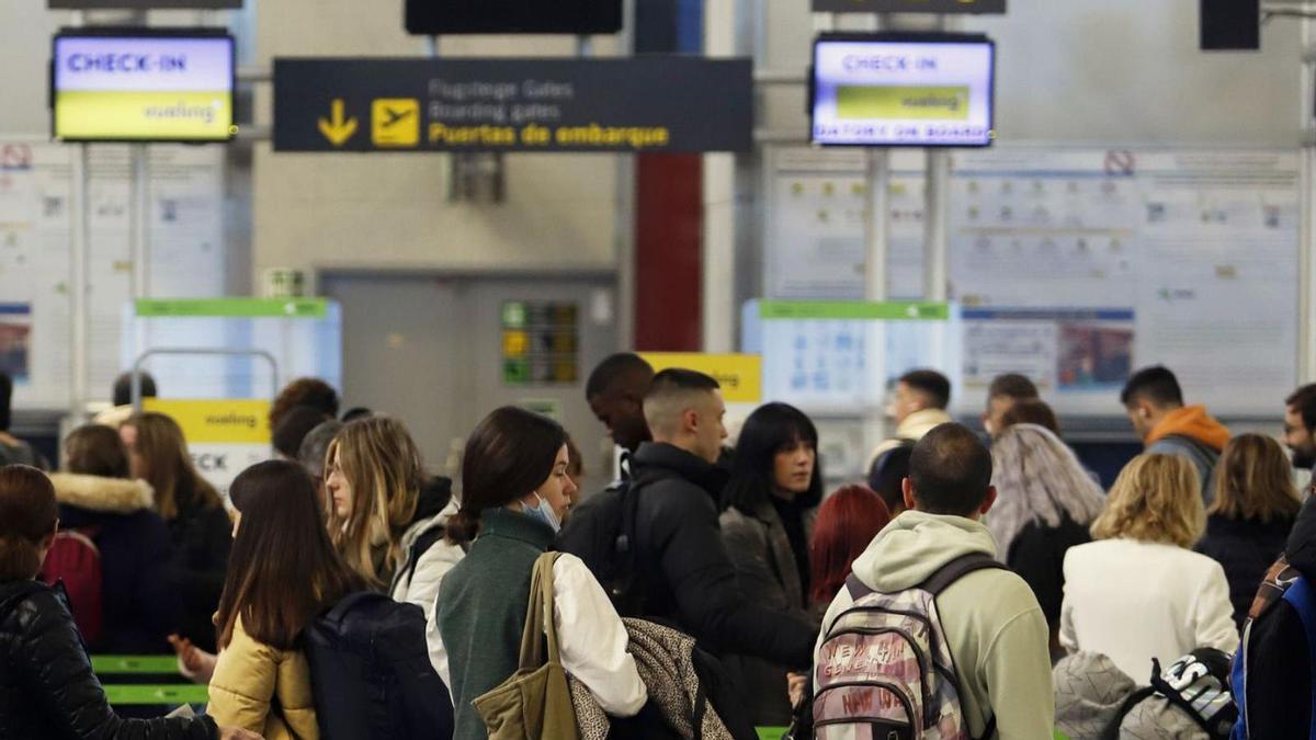 El aeropuerto ha recuperado la imagen habitual en los periodos festivos tras la pandemia. | ÁLEX ZEA