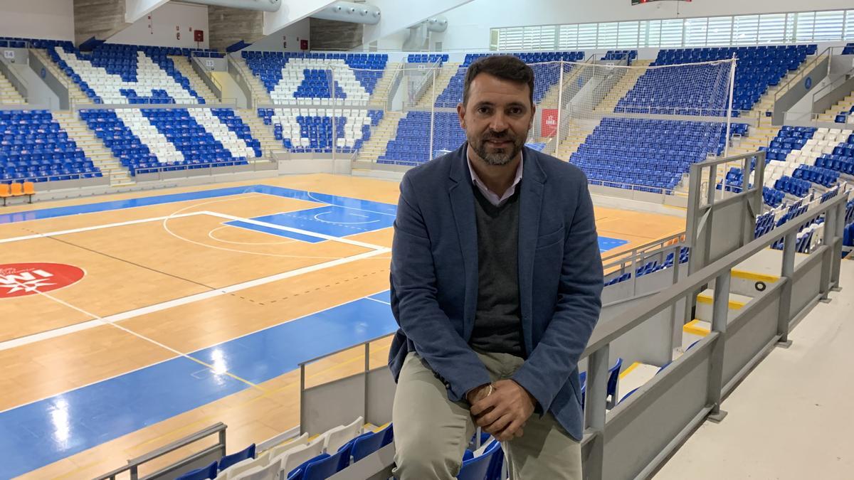 José Tirado posa en el pabellón de Son Moix